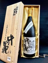 画像: 【10年古酒＋瓶熟成経年11年】久米島の久米仙 沖縄 10年 40度1800ml 木箱入り